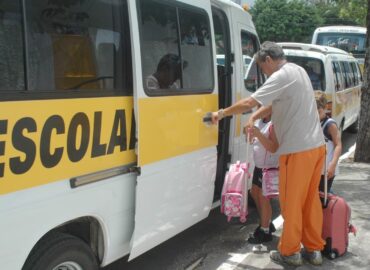 Auxílio emergencial, de R$ 3 mil, para transportadores escolares