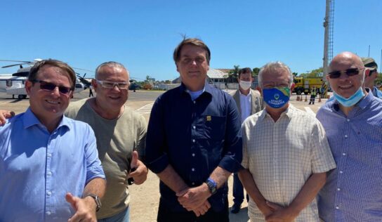 Bolsonaro faz entrega simbólica de doação de hospital para Busato