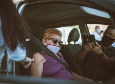 Idosos vacinados no drive-trhu do dia 20 de fevereiro começam a receber a segunda dose na próxima semana