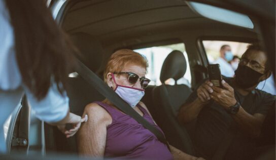 Idosos vacinados no drive-trhu do dia 20 de fevereiro começam a receber a segunda dose na próxima semana