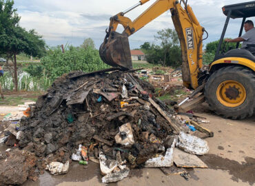 Lixo descartado irregularmente causa alagamentos pela cidade