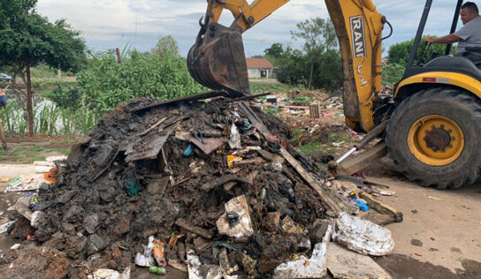 Lixo descartado irregularmente causa alagamentos pela cidade