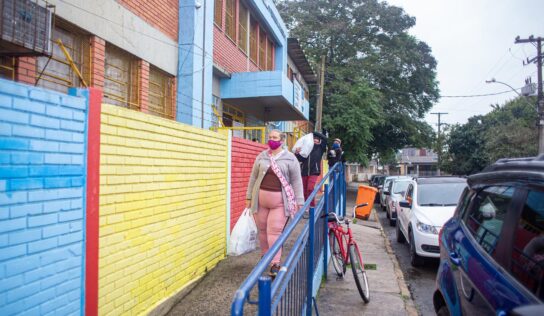 Educação entrega mais de 5 mil cestas básicas às famílias carentes de Canoas