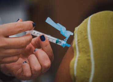 2ª dose da CoronaVac nesta quarta para quem se vacinou até 30 de agosto e 3ª dose (reforço) na quinta