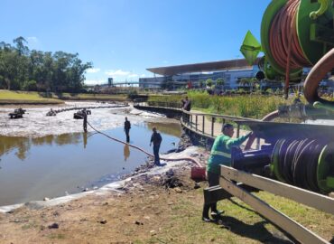 O lixo do fundo do lago do Capão assusta os trabalhadores