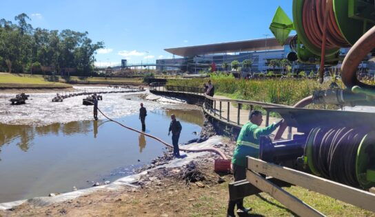 O lixo do fundo do lago do Capão assusta os trabalhadores